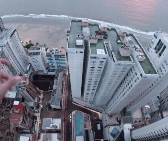 Atleta salta entre arranha-céus mais altos do país e pousa na praia em Balneário Camboriú; VÍDEO