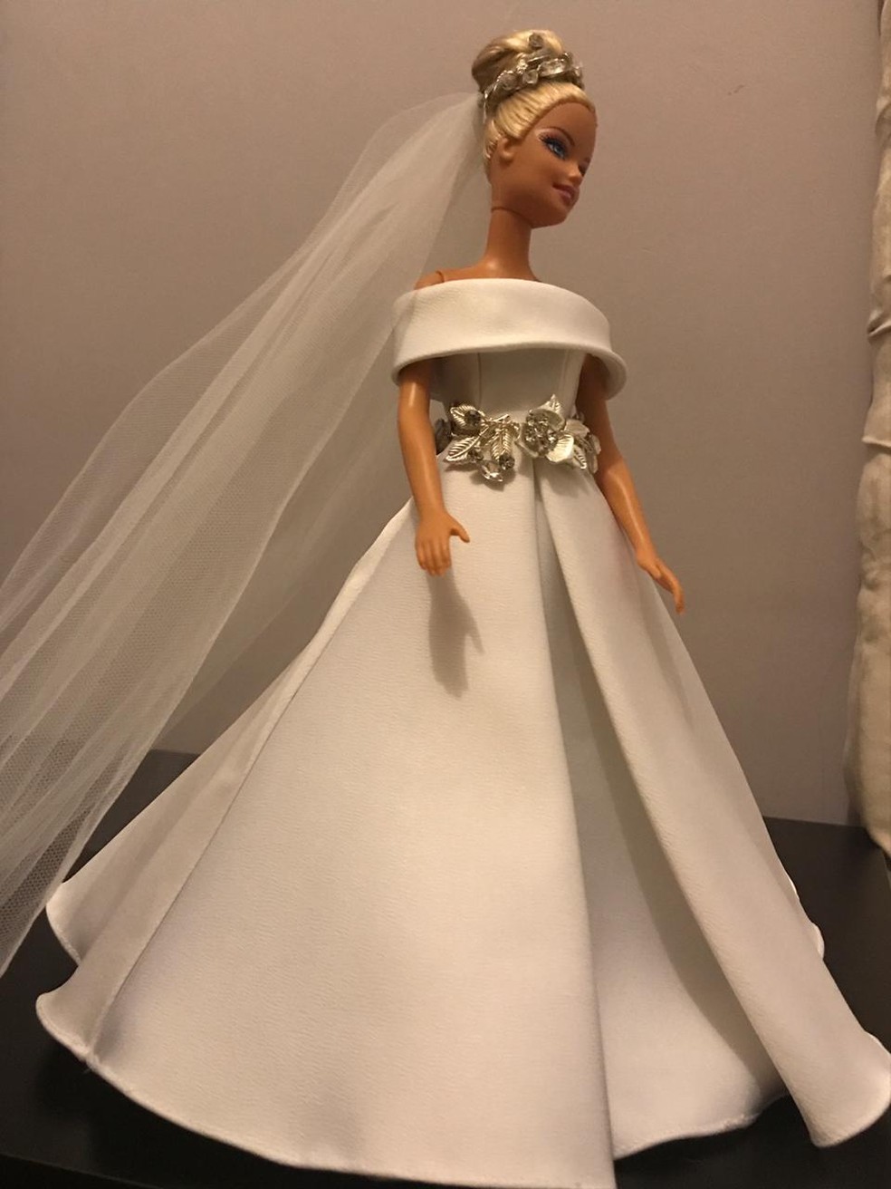 Boneca Barbie Com Vestido De Noiva Completo