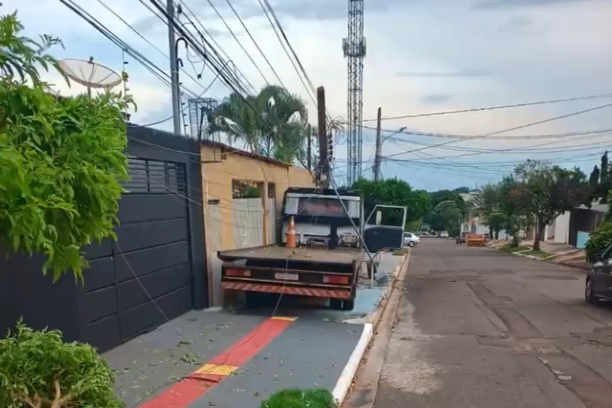 Caminhão desgovernado atinge poste e deixa moradores sem energia em Campo Grande