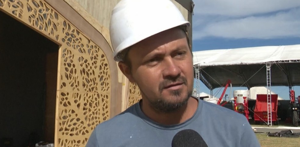 Acielo Rodrigues é uma dos trabalhadores na Bahia Farm Show — Foto: Reprodução / TV Bahia