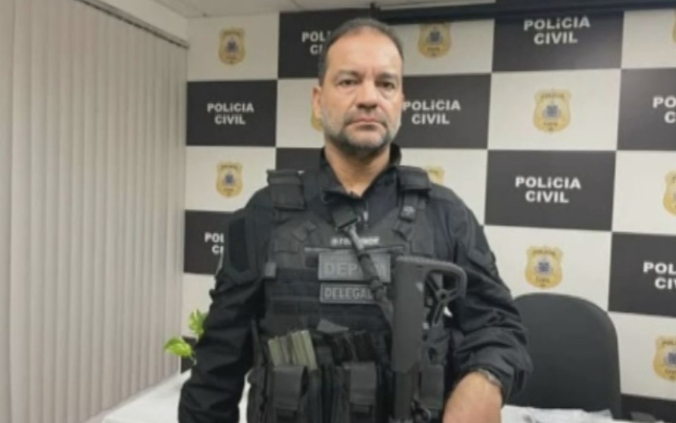 Delegado da Polícia Civil é investigado por envolvimento em desvio de fuzis apreendidos na Bahia — Foto: Reprodução/TV Bahia