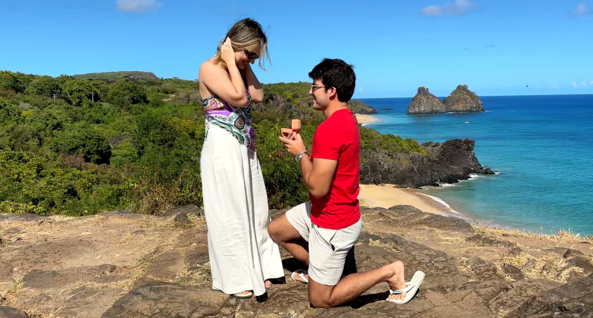Jornalista do Globo Esporte pede namorada em casamento de surpresa em Fernando de Noronha; VÍDEO 