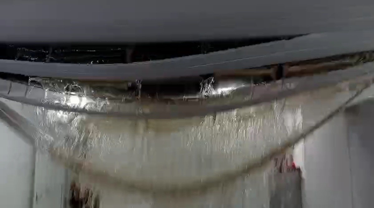 VÍDEO: teto de escola cede com acúmulo de chuva após queda de granizo em SC
