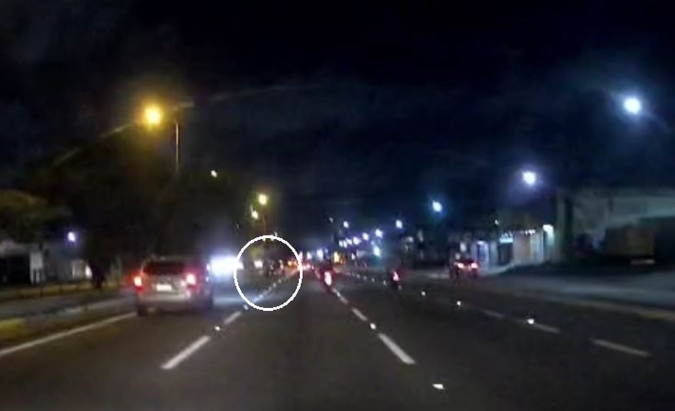Homem morre atropelado por carro ao tentar atravessar a BR-116, no Bairro Aerolândia, em Fortaleza. — Foto: Reprodução