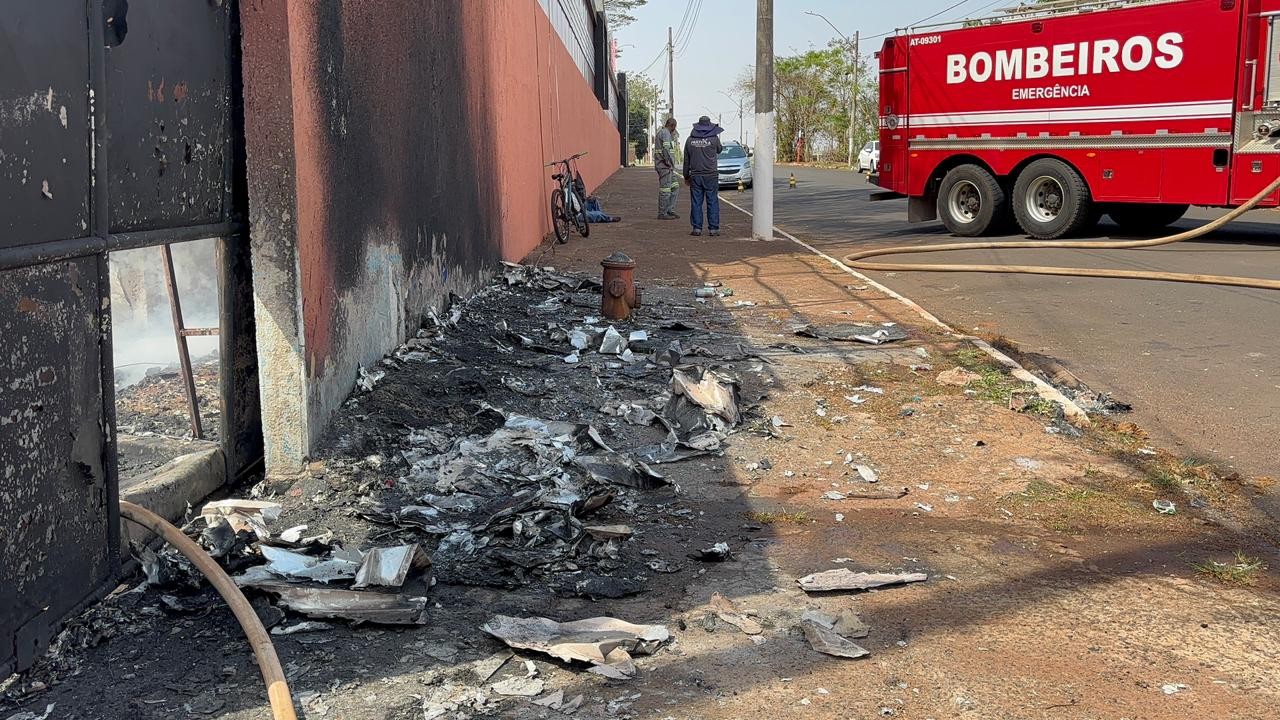 VÍDEO: incêndio atinge motel em Araraquara e mobiliza Corpo de Bombeiros