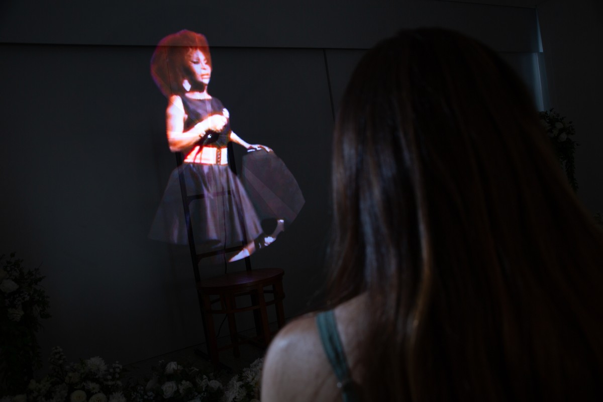 Cemitério Jardim da Saudade de Sulacap recebe visitantes com hologramas e Inteligência Artificial de mortos