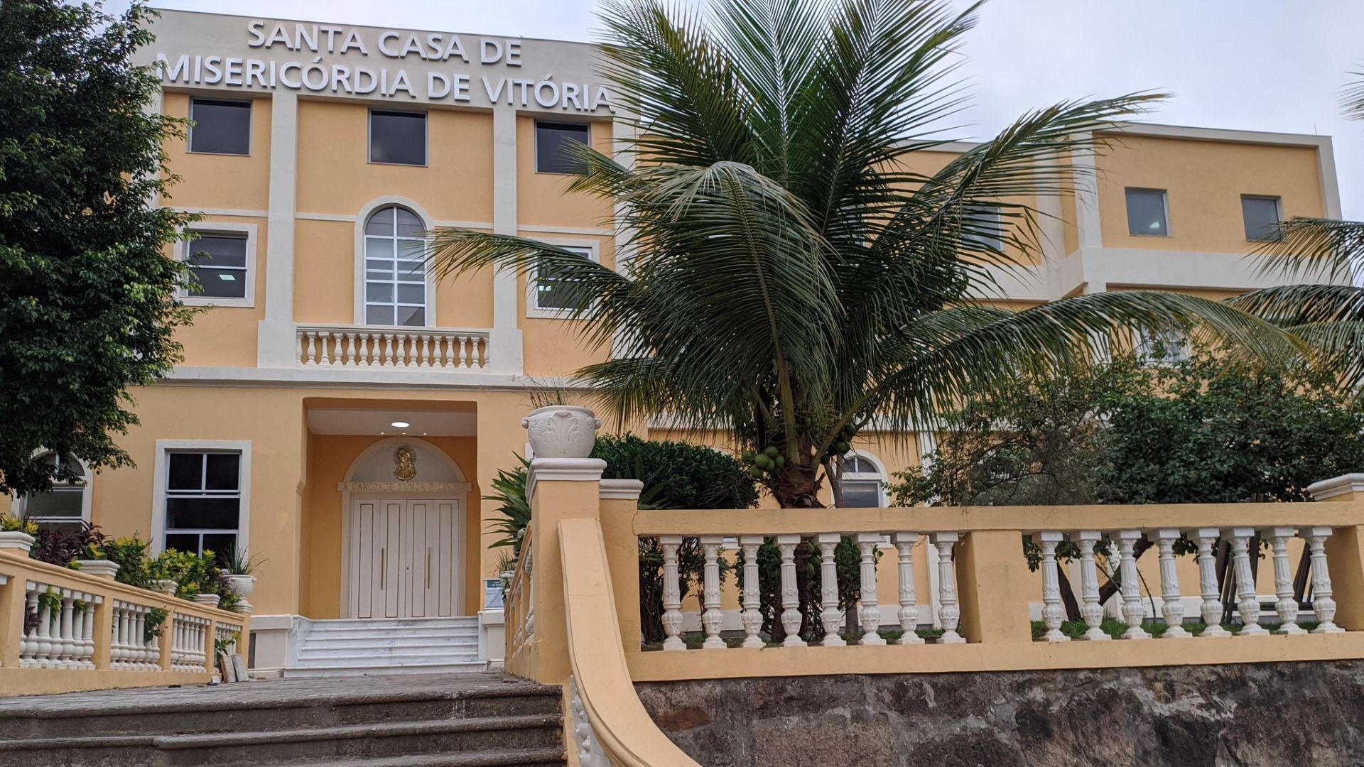 Paciente xinga e ofende enfermeira durante exame na Santa Casa e é presa por injúria racial em Vitória