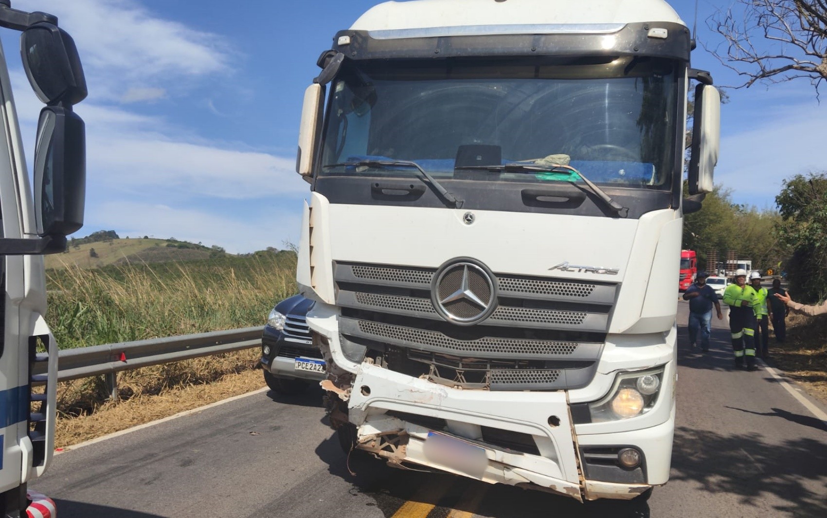 Falhas na sinalização de obra podem ter contribuído para engavetamento com cinco carros e carreta na MG-290