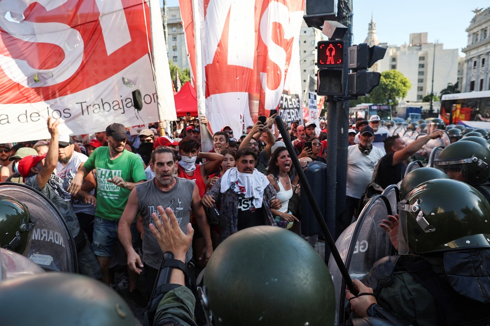 Manifestantes protestam em frente ao Congresso argentino durante votação de Lei Ônibus de Milei. — Foto: Agustin Marcarian/Reuters
