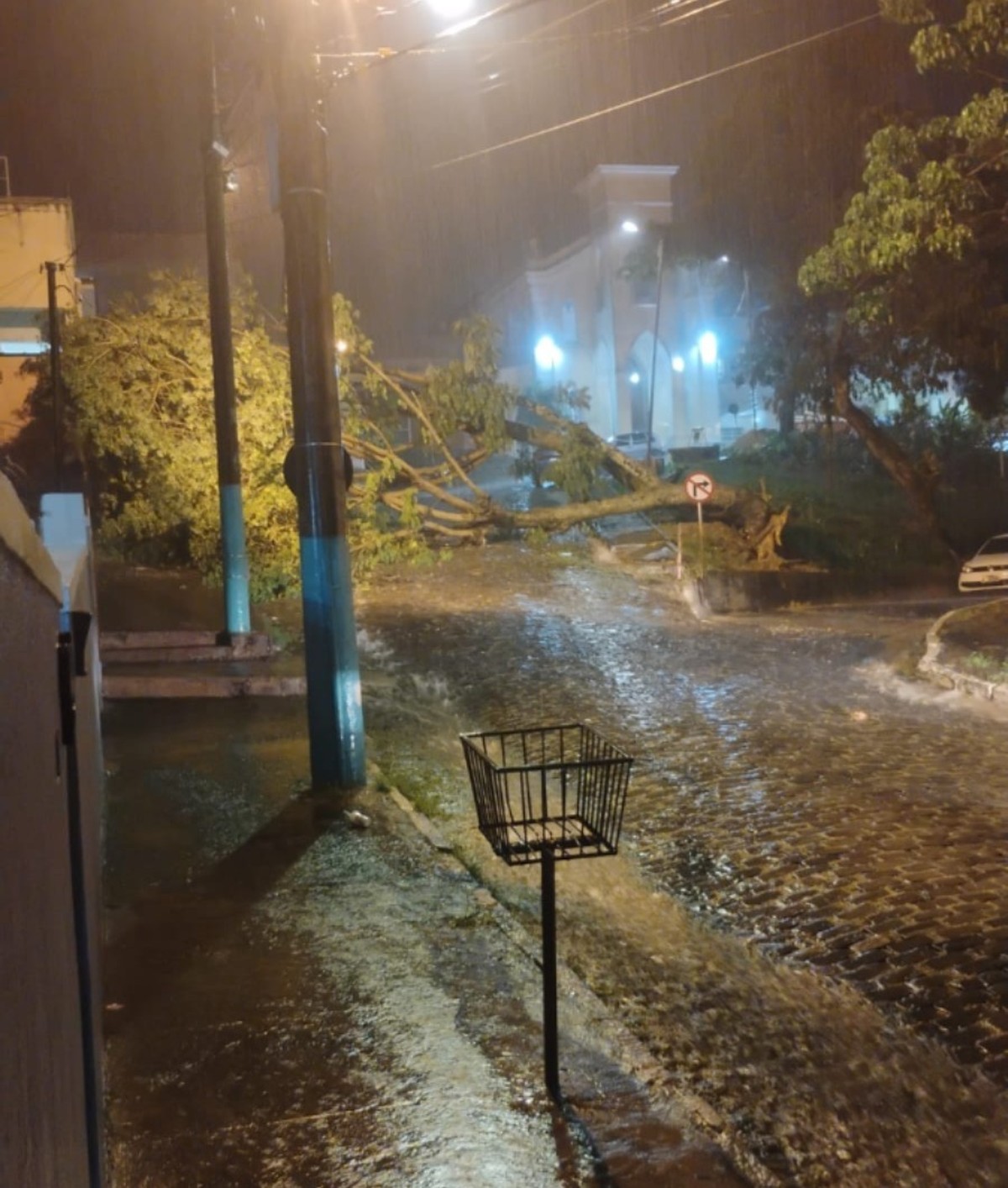 Chuva forte alaga ruas em três rios
