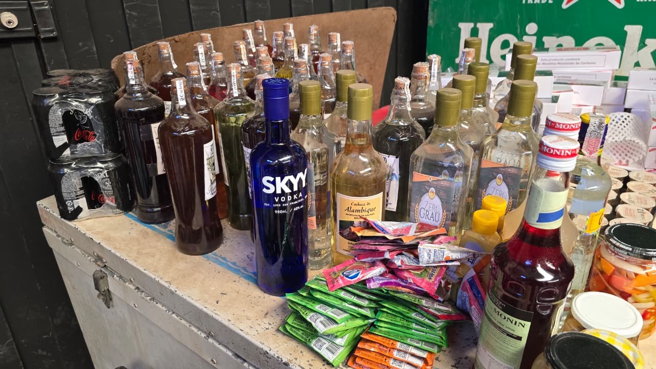 Polícia apreende bebidas e alimentos impróprios para consumo e prende comerciante em Cosmópolis