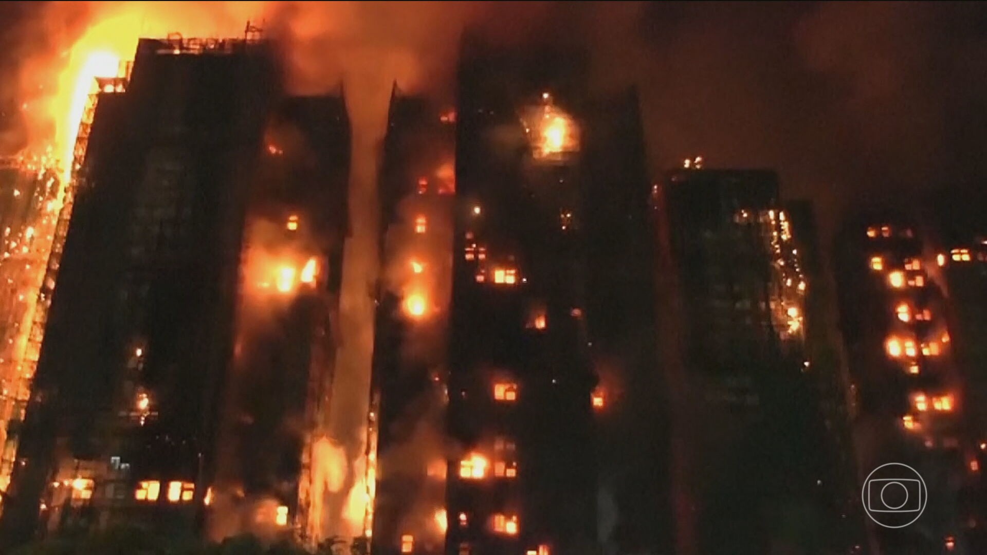 Incêndio em conjunto de arranha-céus deixa quase 300 pessoas desaparecidas em Hong Kong; número de mortos ultrapassa 40