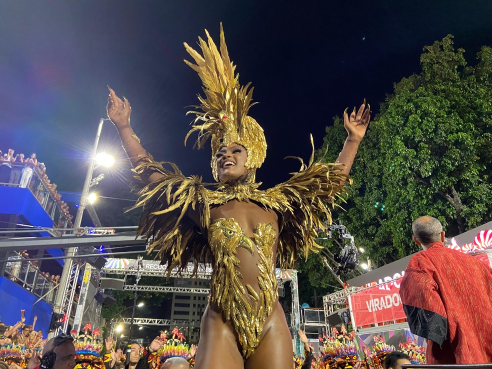 Erika Januza se despede do cargo de rainha de bateria da Viradouro — Foto: g1