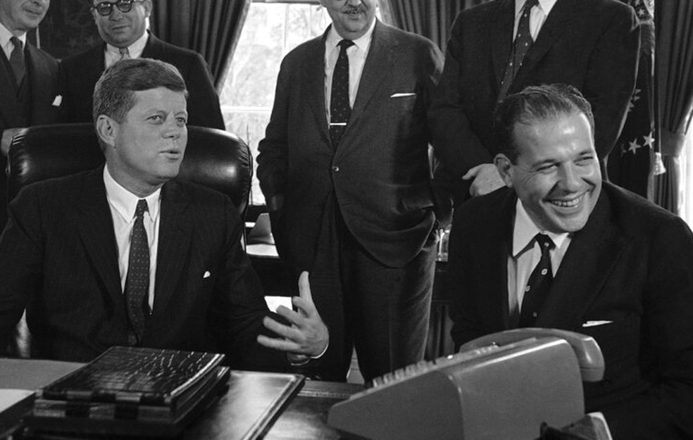 Os presidentes John F. Kennedy e João Goulart sentados na Casa Branca em abril de 1962 — Foto: AP Photo/Bob Schutz