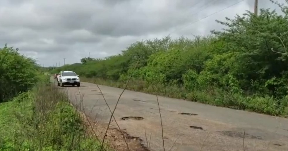 Buracos em estrada no RN — Foto: Inter TV Cabugi/Reprodução