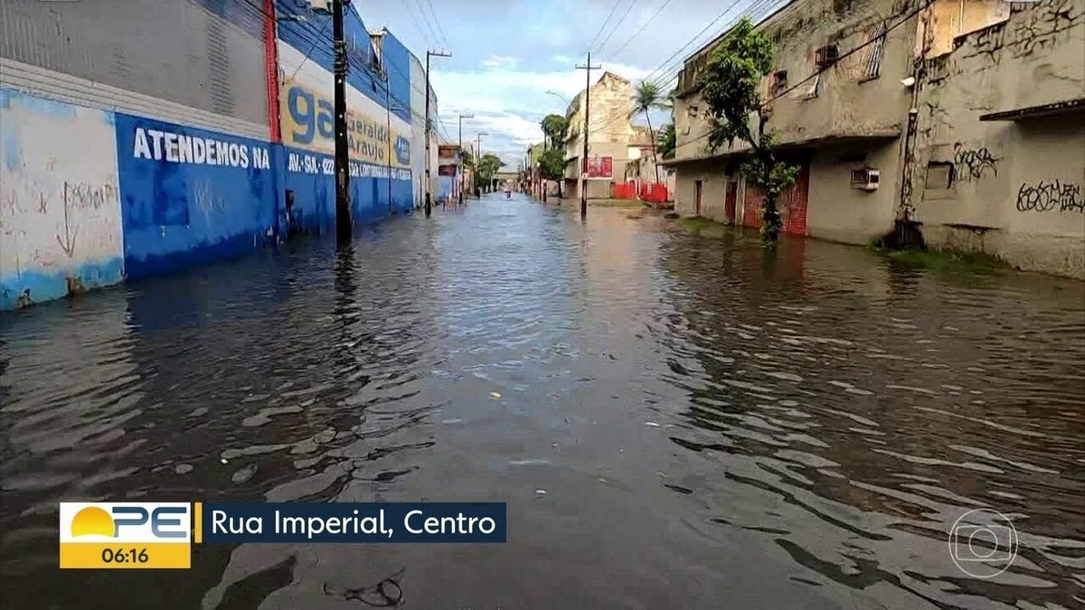Recife tem ruas e avenidas alagadas após fortes chuvas | Pernambuco | G1