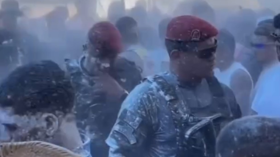 Policiais detêm folião que arremessou goma contra elas durante mela-mela no carnaval — Foto: Reprodução