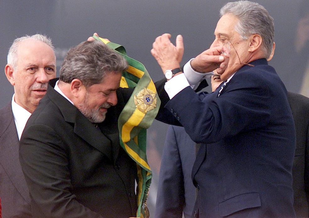 Ex-presidente Fernando Henrique Cardoso passando a faixa presidencial para Lula em 2003.  — Foto: Joedson Alves/Estadão Conteúdo/Arquivo