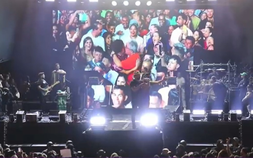 Casal deu 'beijaço' durante show e apareceu no telão do palco — Foto: Redes sociais