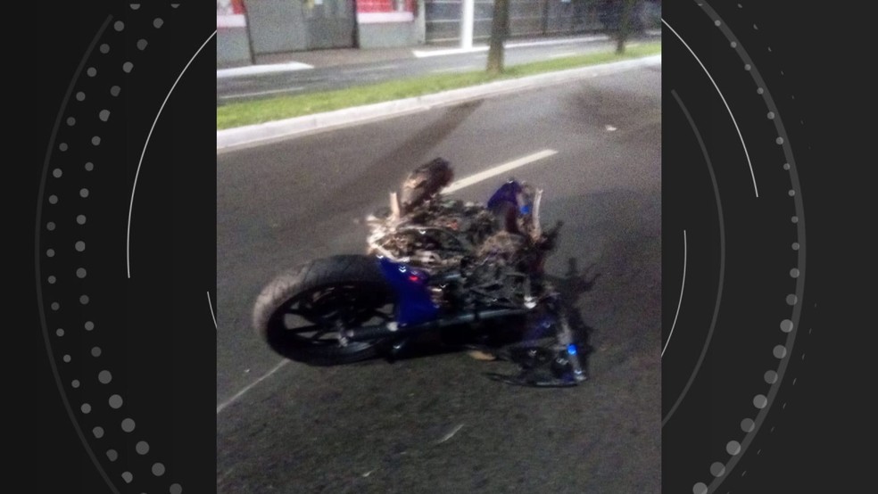 Homem morre e carro pega fogo em acidente com três veículos em Vitória. Na foto, uma das motos envolvidas. Espírito Santo. — Foto: Reprodução