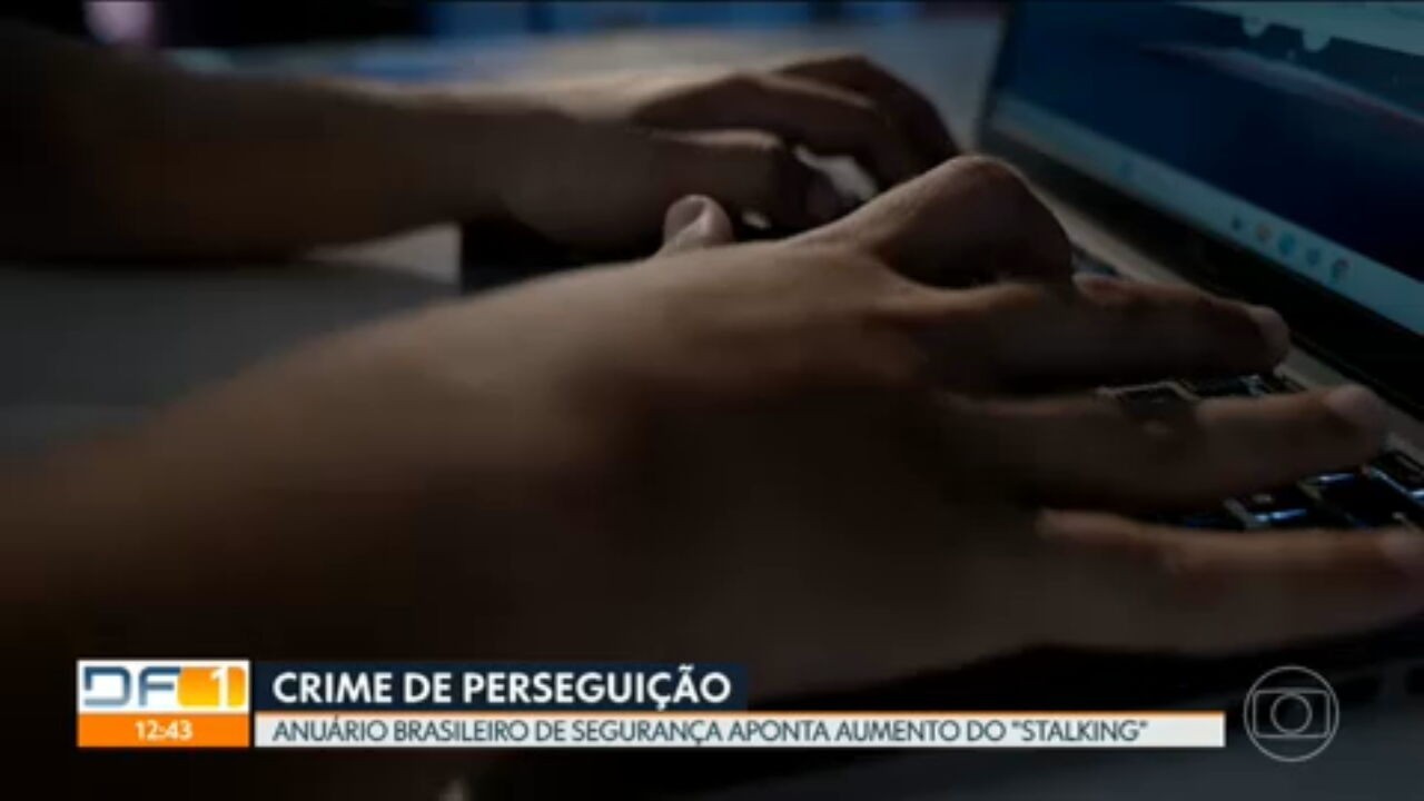 Homem usou mais de 200 telefones para perseguir e ameaçar a própria namorada por 2 anos, diz polícia