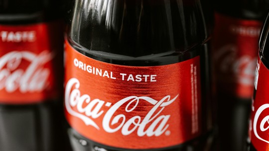 Novidade nos EUA, Coca-Cola já é adoçada com açúcar no Brasil e em outros países - Nos Estados Unidos, refrigerante é feito com xarope de milho. Empresa anunciou que vai criar versão com açúcar no país, solicitada por Trump.