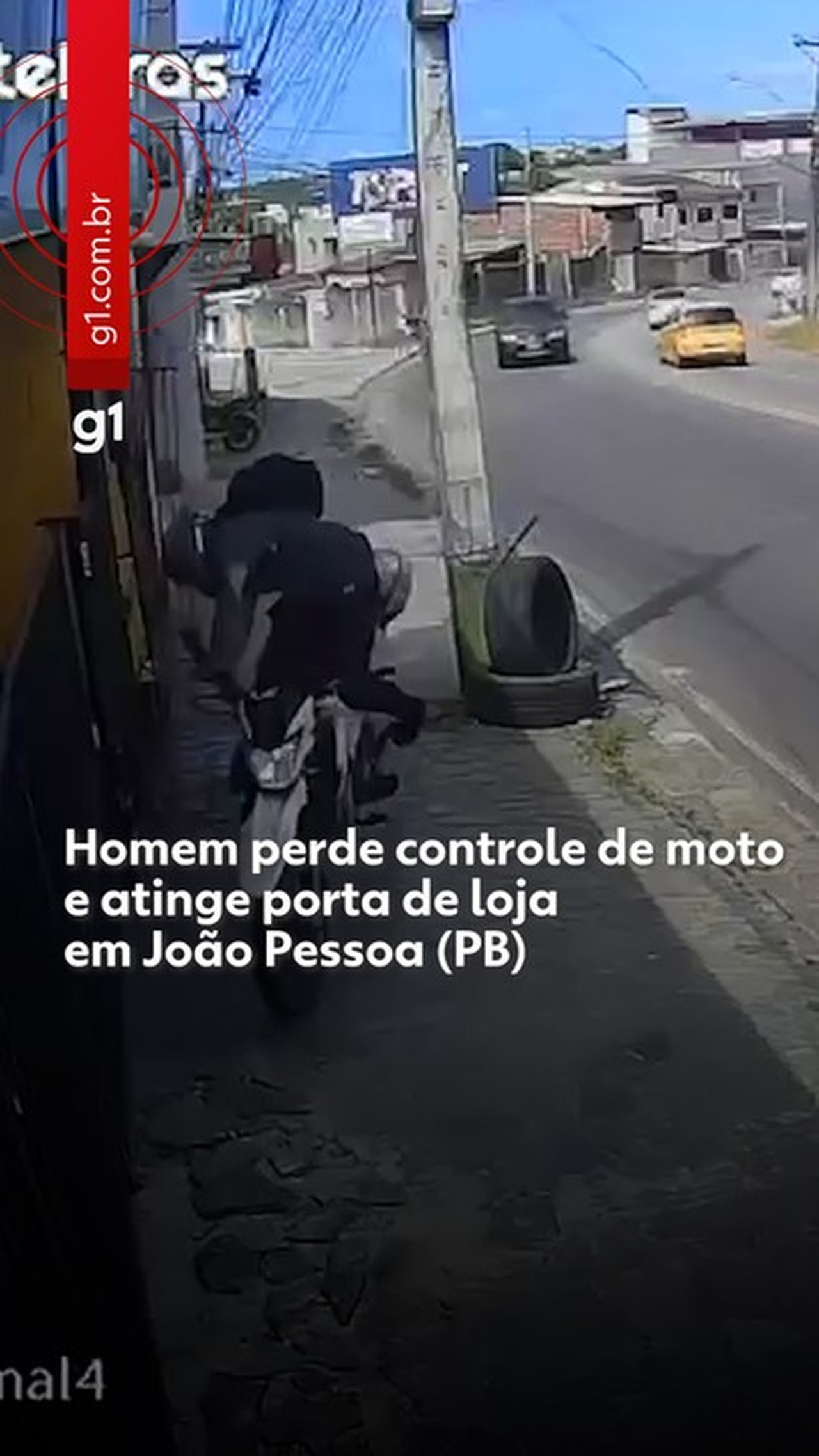 Homem perde controle de moto, atinge porta de loja e fica ferido, em João Pessoa; VÍDEO