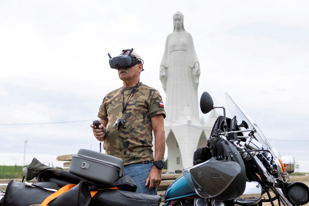 Turista opera drone perto da estátua da Virgem Maria na Polônia — Foto: Mateusz Kaczmarek/REUTERS