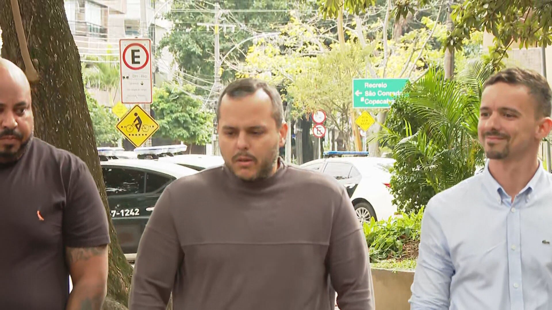 Após emboscada, bicheiro Vinicius Drumond presta depoimento na DHC; Porsche blindado foi alvo de mais de 30 tiros de fuzil 