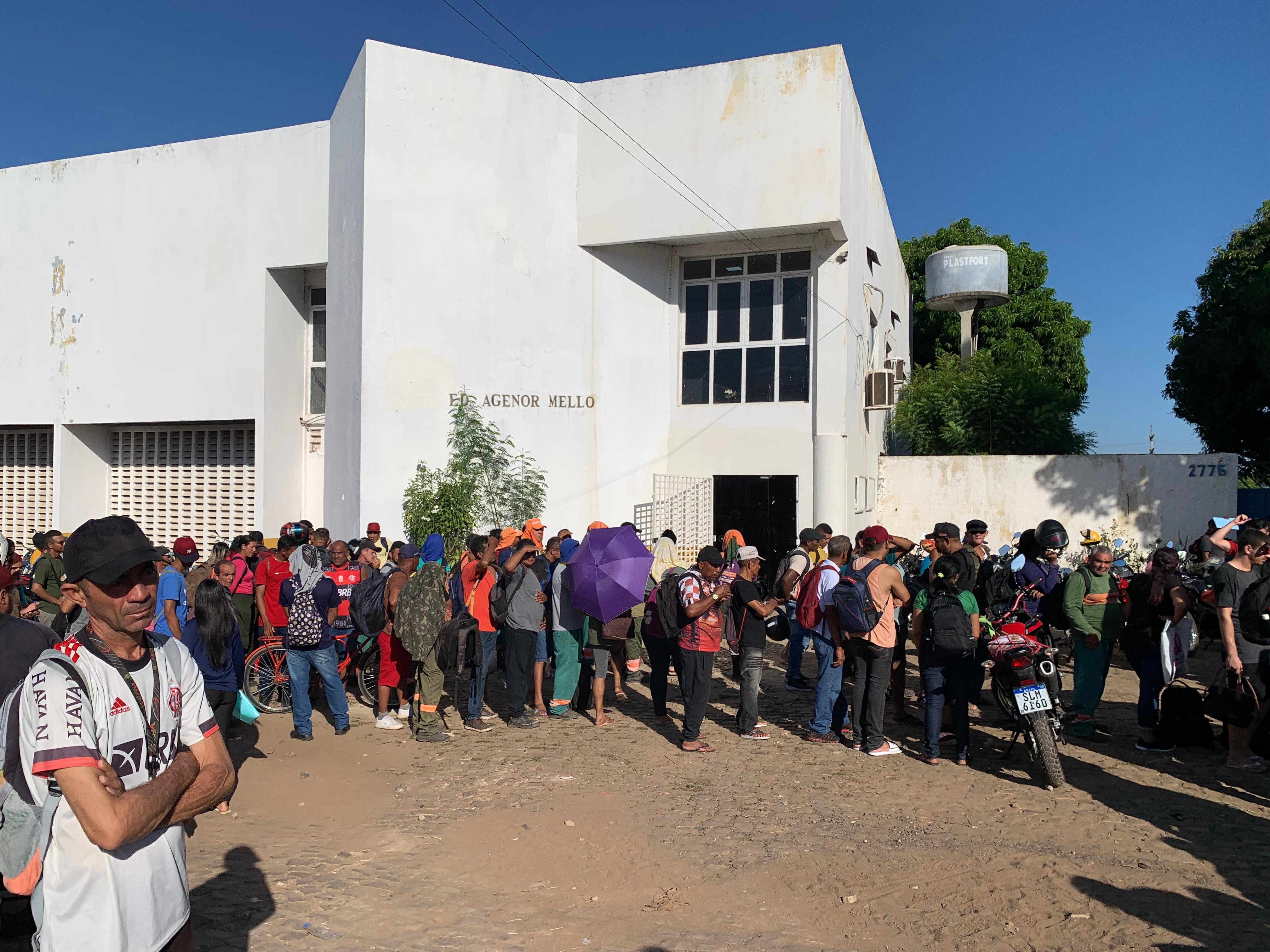 Mais de 500 garis fazem fila em Teresina para migração a nova empresa de limpeza