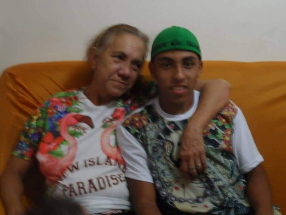 Maria das Graças com o filho caçula Bruno — Foto: Arquivo pessoal