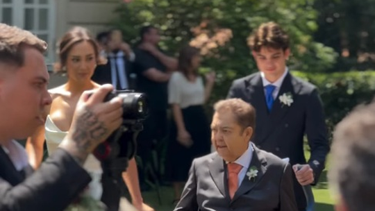 De cadeira de rodas, Faustão leva filha ao altar em casamento neste sábado - Em imagens publicadas pelo filho, João Silva, apresentador aparece de mãos dadas com a noiva.