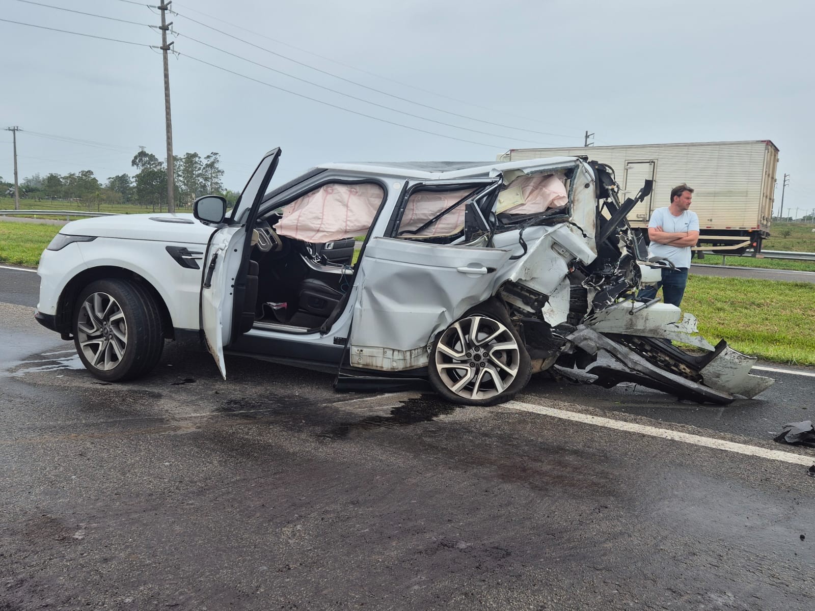 Carro de luxo é destruído e motorista fica gravemente ferido após batida na BR-101 em SC