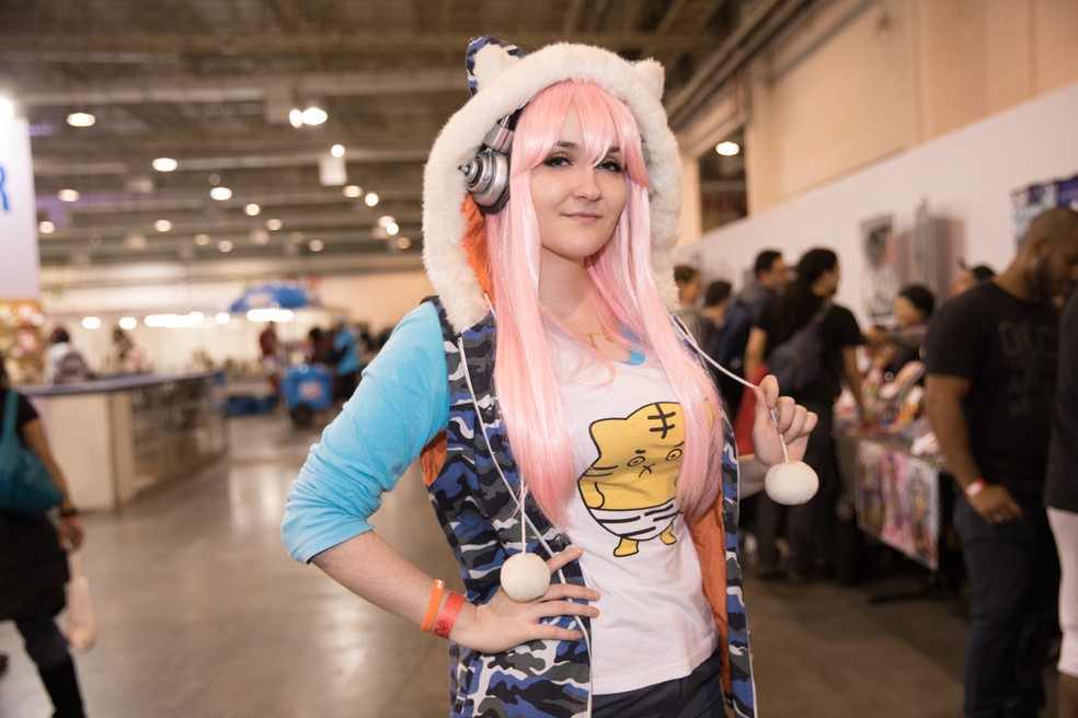 Julia Ventura, de 22 anos, fantasiou-se de Super Sonico, na Anime Friends — Foto: Celso Tavares/G1