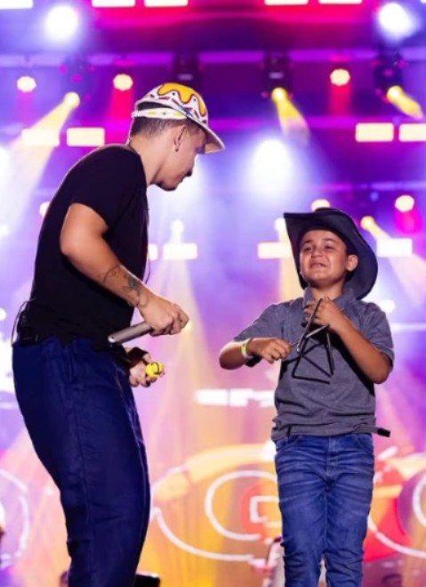 Menino de 9 anos se emociona ao tocar triângulo com João Gomes em show no interior da Paraíba: 'Realizei um dos melhores sonhos da vida'; VÍDEO