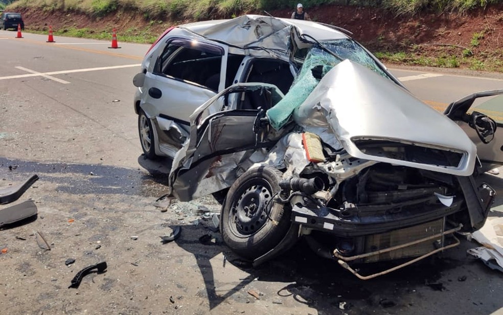 Motorista fica em estado grave após acidente entre carro e caminhão na MGC – 146 em Andradas — Foto: Polícia Militar Rodoviária