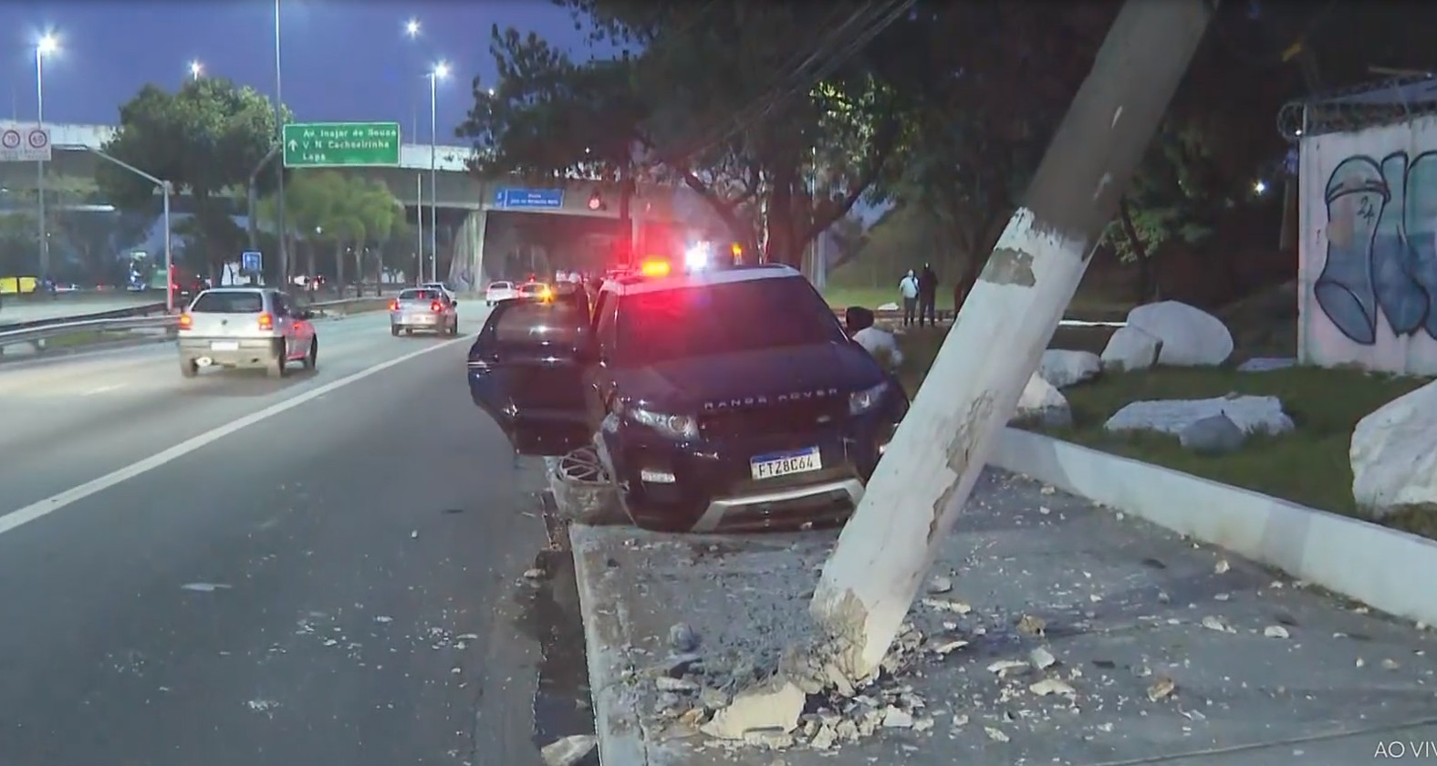 Land Rover bate em poste na Marginal Tietê, e motorista é encontrado bêbado dormindo no carro 