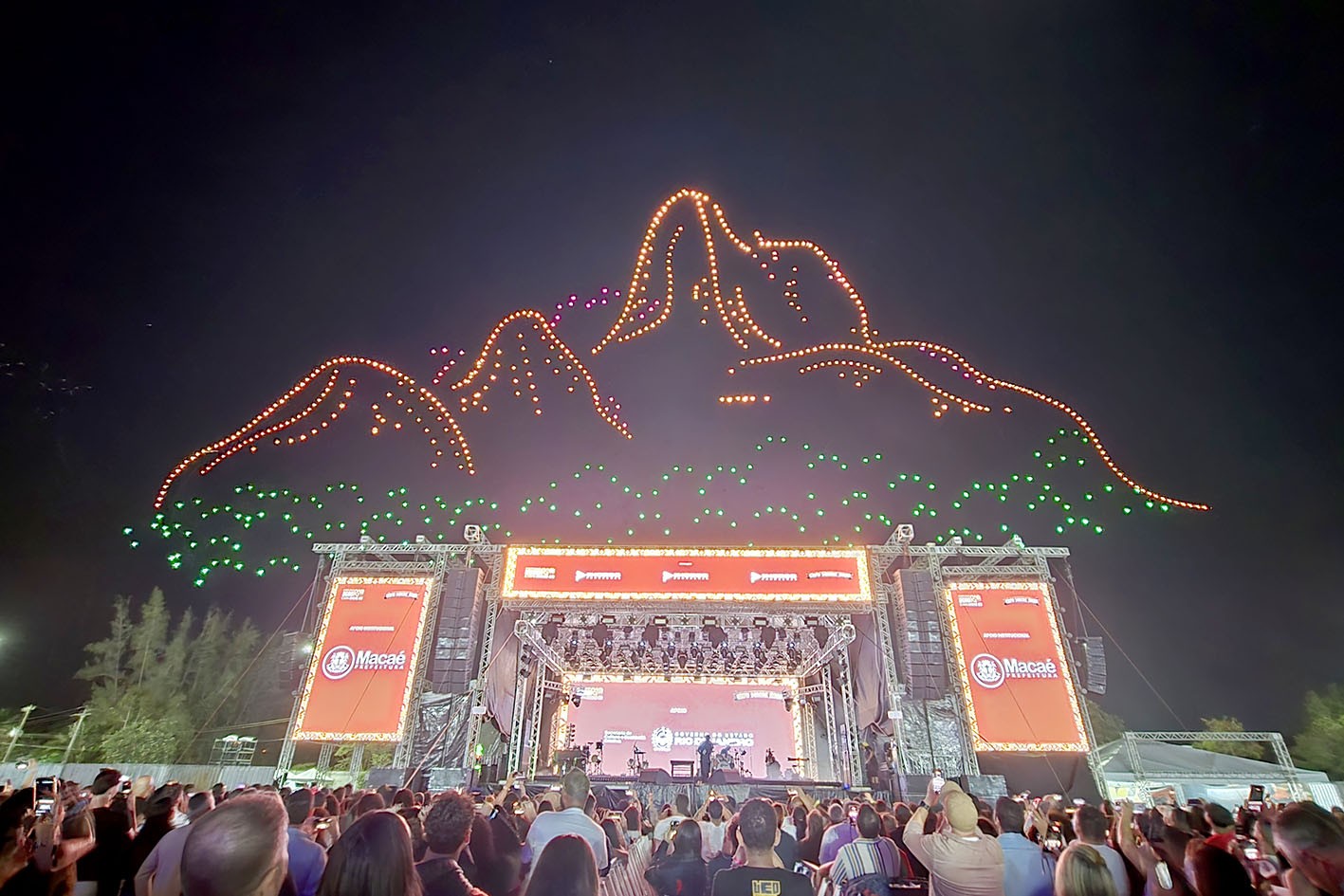 Thiaguinho e show inédito com 820 drones encerram a Expo Macaé 2026