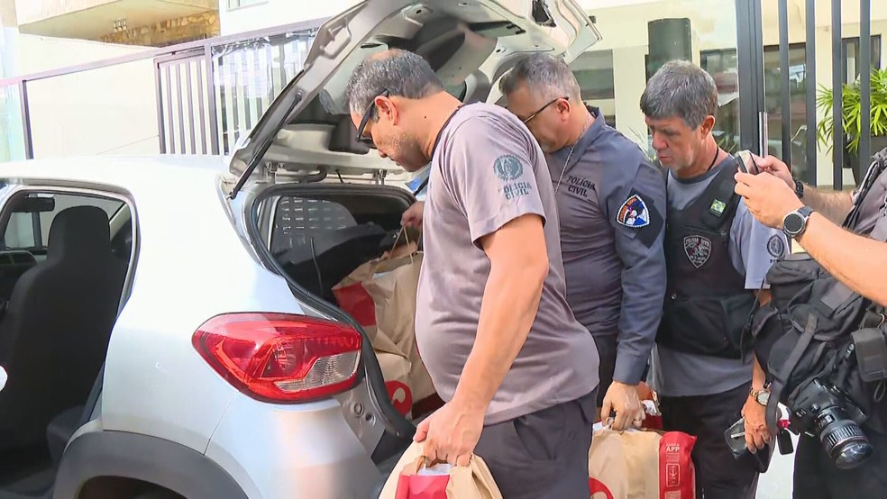 Roupas foram encontradas dentro de um carro — Foto: Anne Poly/TV Globo