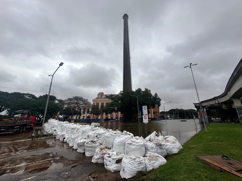 Prefeitura de Porto Alegre monta barricada no centro da cidade para conter avanço da água — Foto: Mateus Trindade/RBS TV