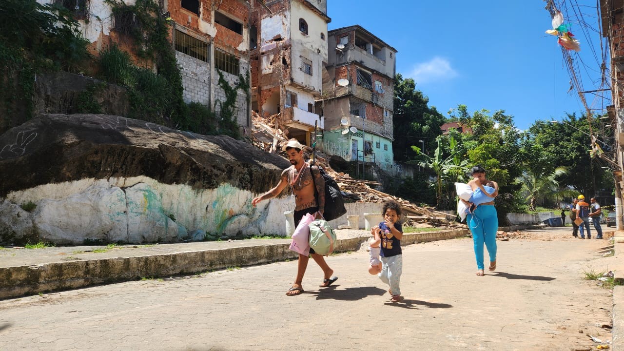 Prédio desaba e casas vizinhas são interditadas em Vila Velha