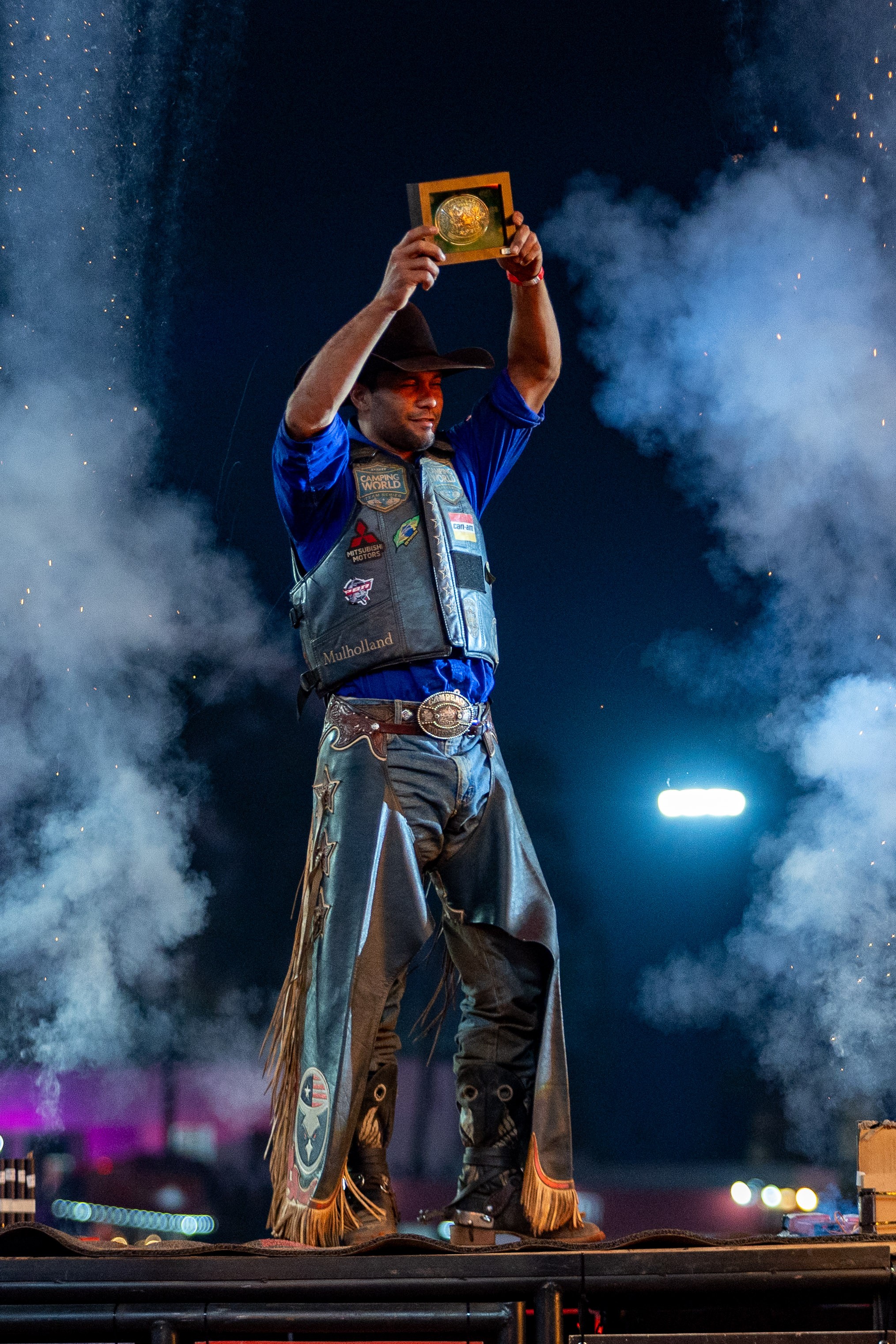Alisson de Souza montou o touro Relíquia da Patroa no Round Final e conquistou o título da etapa da PBR da Festa do Peão de Americana, neste domingo (7) — Foto: Thomaz Marostegan