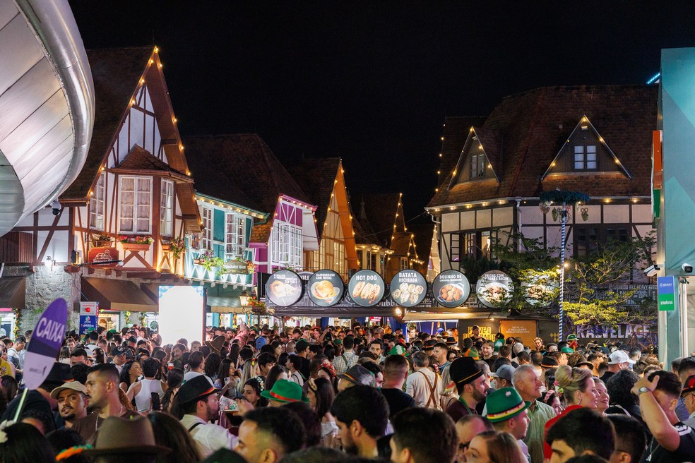 Público na Oktoberfest Blumenau 2025 — Foto: Daniel Zimmermann
