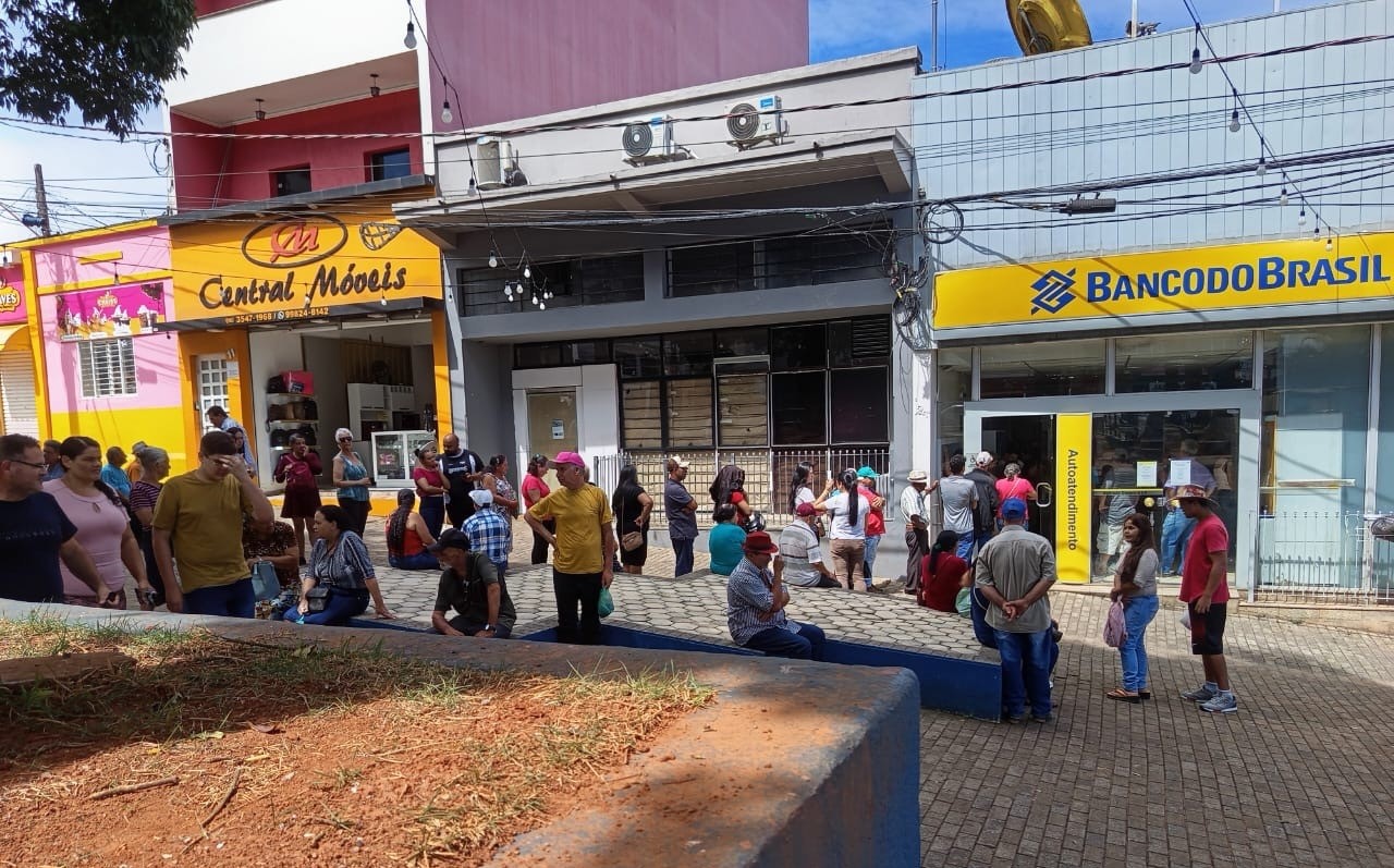 Fila em agência bancária gera reclamações em Guapiara durante onda de calor