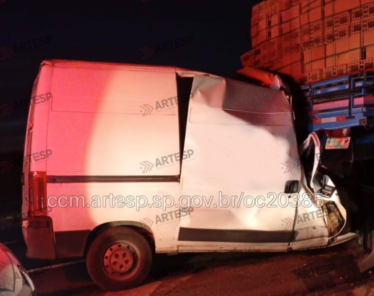 Motorista morre após van bater na traseira de caminhão em rodovia do interior de SP