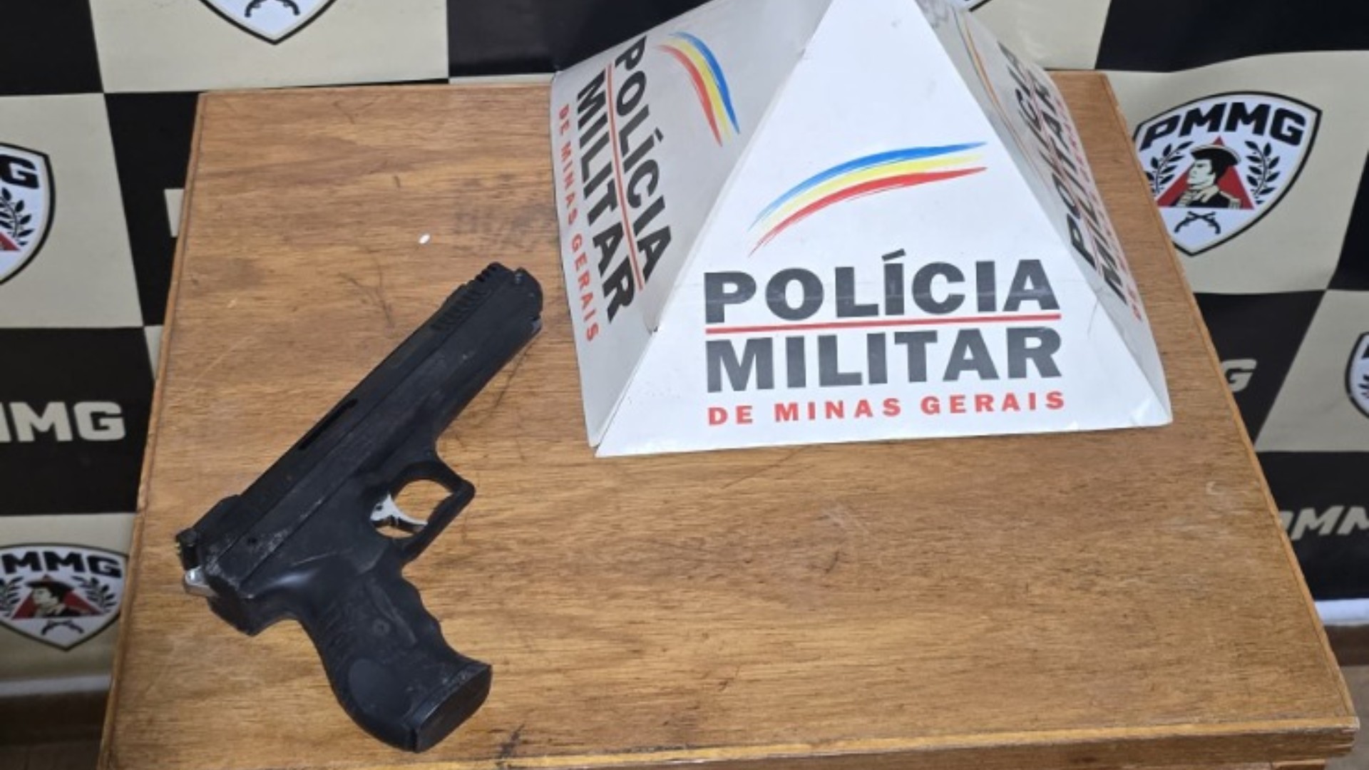 Homem invade casa do namorado da ex, esfaqueia cinco pessoas e foge em carreta bitrem em MG