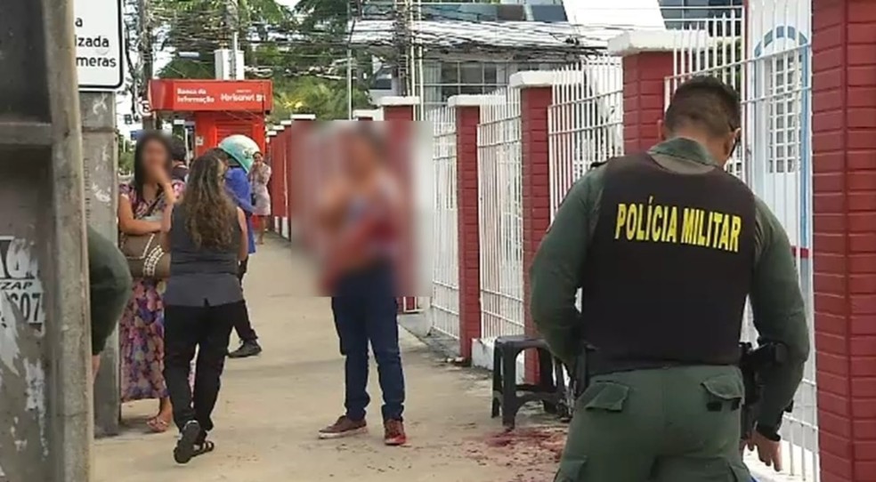 Passageiro foi esfaqueado no braço por vendedora ambulante, em Fortaleza. — Foto: Clécio Rodrigues/TVM