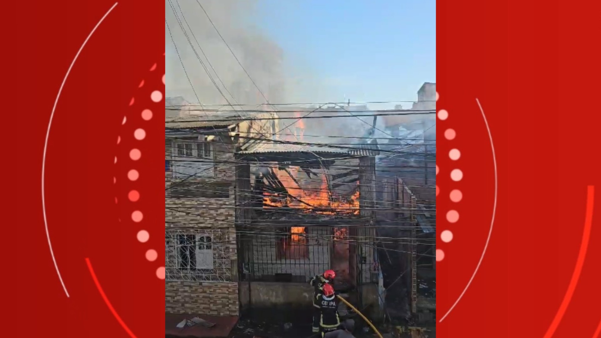 Incêndio atinge casas na Cremação, em Belém, e uma é destruída pelo fogo