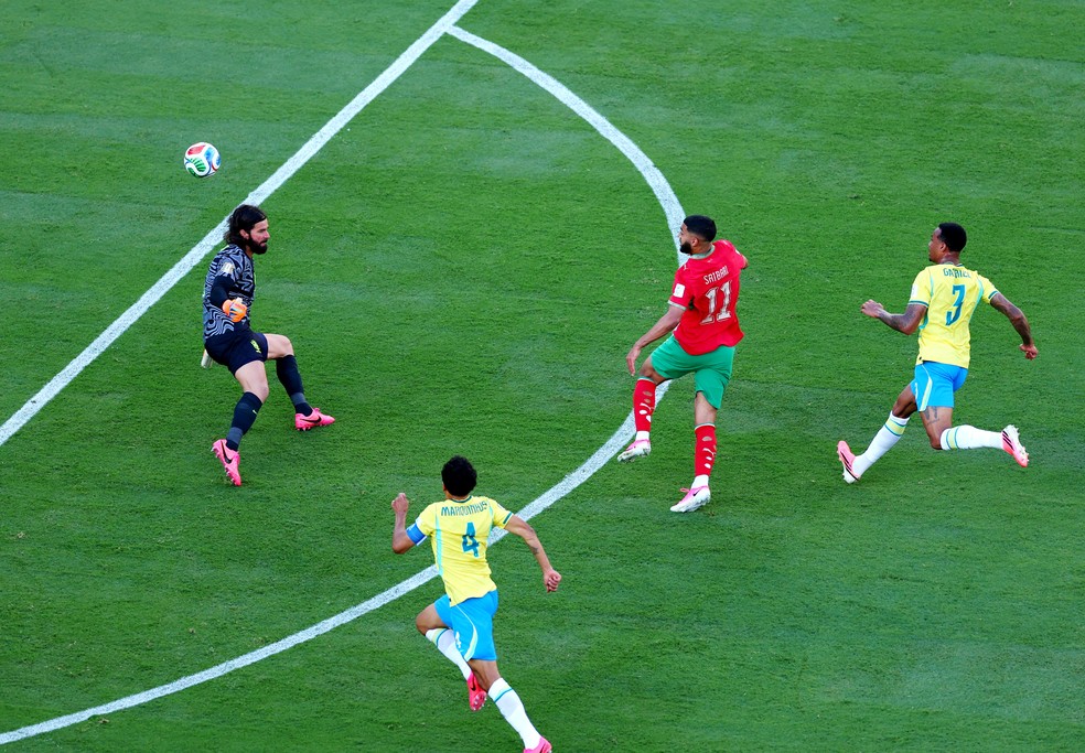 Ismael Saibari, do Marrocos, marca o primeiro gol da equipe, superando Alisson Becker, do Brasil — Foto: REUTERS/Mike Segar