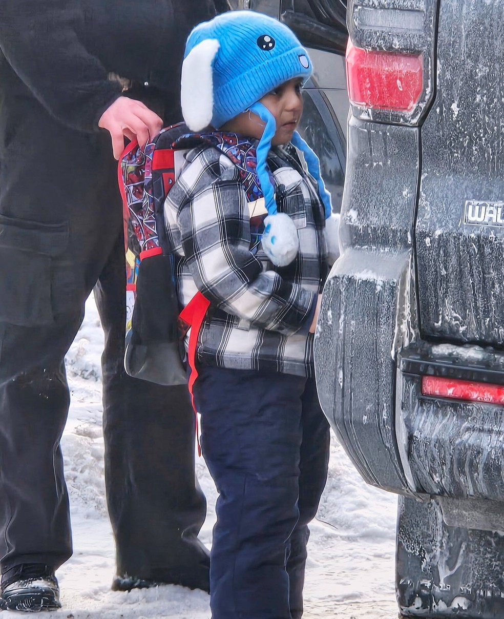 Liam Conejo Ramos, de 5 anos, é detido por agentes do Serviço de Imigração e Alfândega dos Estados Unidos (ICE) após chegar em casa da pré-escola, na terça-feira, 20 de janeiro de 2026 — Foto: Ali Daniels via AP